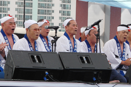 蔚山のくじら祭りで通鯨唄を披露