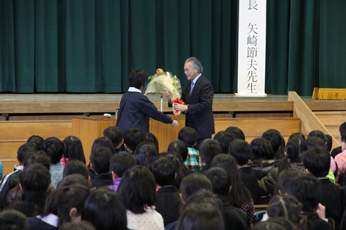 お礼の花束が渡される