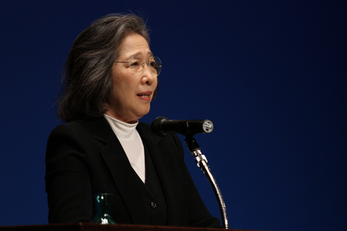 壇上に立つ金澤泰子さん。「愛情」と「勇気」を来場者に伝えた