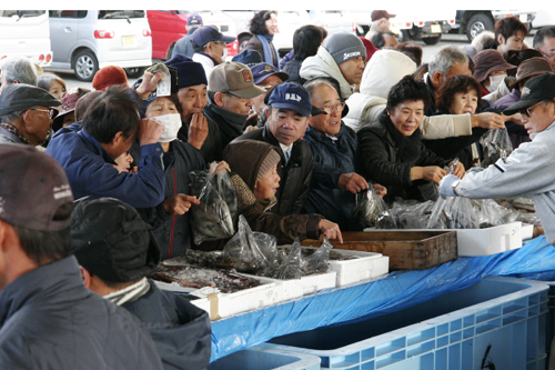 販売開始の合図とともに魚の争奪戦が始まりました