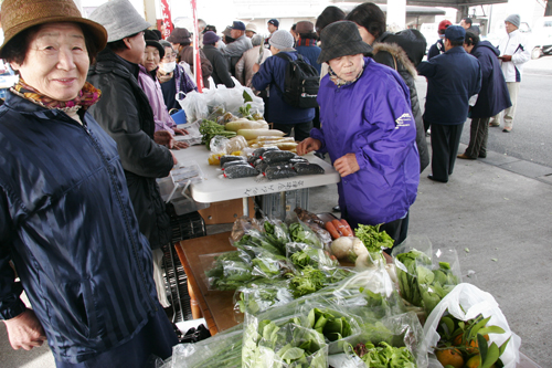 新鮮野菜も飛ぶように売れていました