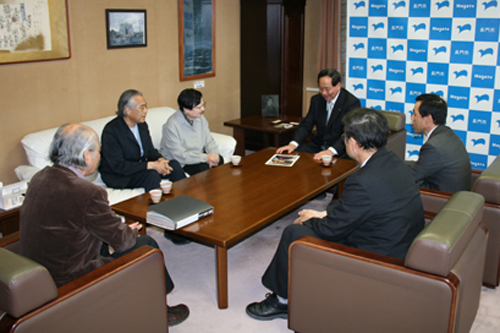 制作の経緯を語る石井氏