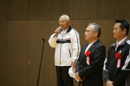 あいさつする北山会長