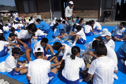 調査を行う菱海中学校の生徒