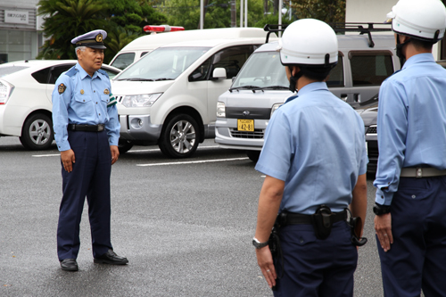 楠署長は「大きく正確な動作を心がけてください」と話した