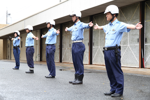 若手警察官の手信号訓練 長門市ホームページ