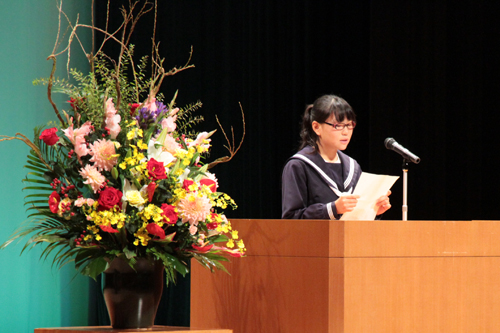 お祝いの言葉を贈る菱海学校３年の三浦仁子さん