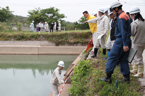 点検の行われた菅無田下堤ため池は、堤高が6m、堤長が70m、貯水量が18,000?、受益地が6ha