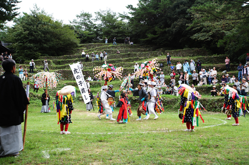 自然の地形を利用した赤崎神社楽桟敷