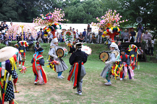 楽踊りの一つである月の前の伶楽