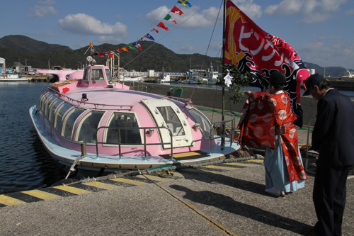 観光船にもお祓いを行う