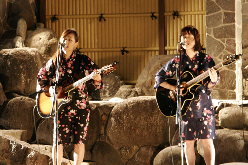 川辺をステージに開催されたライブ
