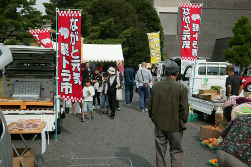 東北に元気を送る軽トラ市