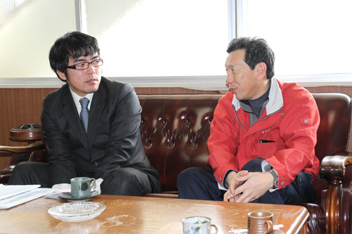 河本支店長に感謝の気持ちを述べる青木代表（写真左）