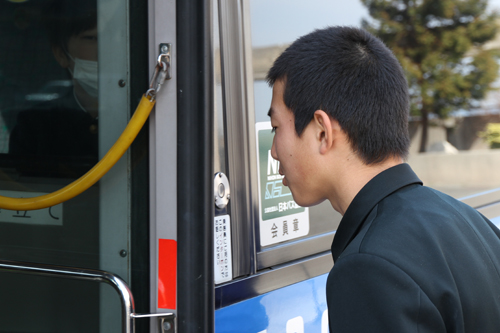 インターホンを使って運転手に行先を聞く