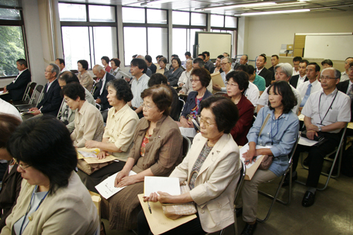 熱心に耳を傾ける参加者