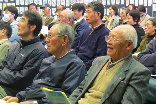 熱心に講演を聞く参加者