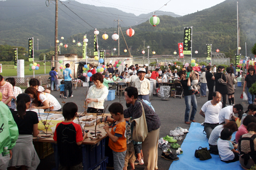 にぎわう祭り会場