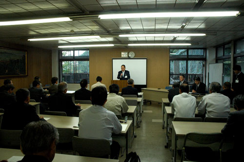 予算編成に当たり基本方針を説明する南野市長