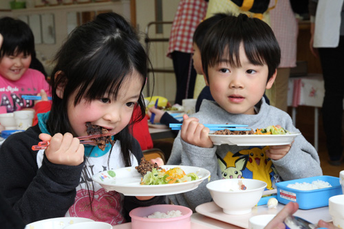 竜田揚げを食べる園児たち