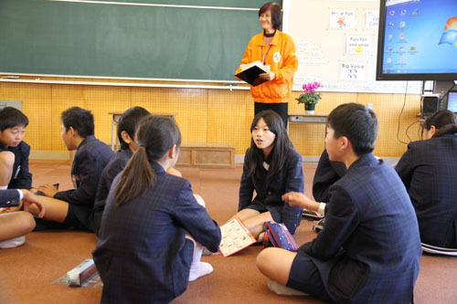 グループに分かれて意見を交わす