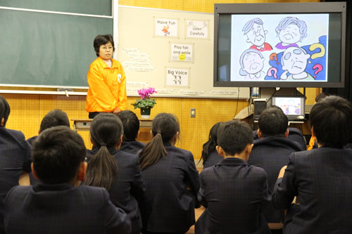 認知症の症状についてビデオを使って学ぶ