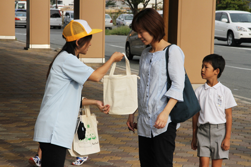 チラシの入った袋を配布