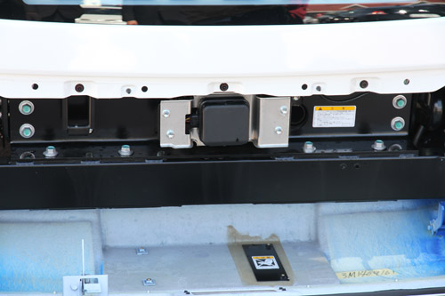 これが車体前方のミリ波レーダー（中央の黒い部分）