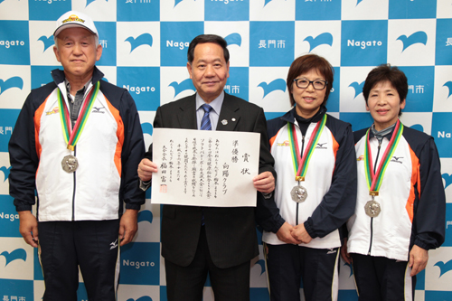 左から河田和正さん、大西市長、河田邦代さん、和泉眞由美さん