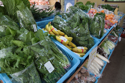 店内にはたくさんの野菜や水産物が販売