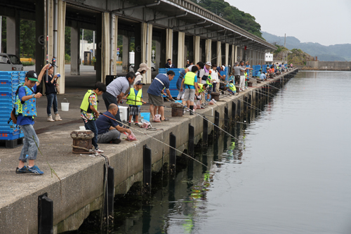 19組の親子が釣りに挑戦