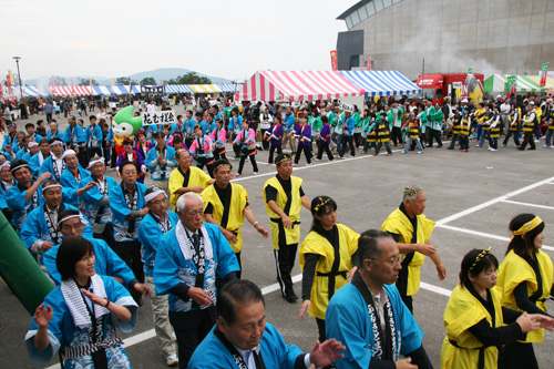 祭りのフィナーレ、市民総踊り。会場が華やかに彩られた。