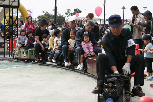 ミニｓｌに子どもたちは大はしゃぎ