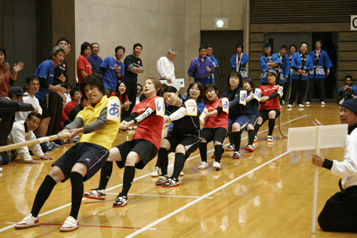 アリーナで行われた綱引き大会。力自慢たちが真剣勝負を繰り広げた。