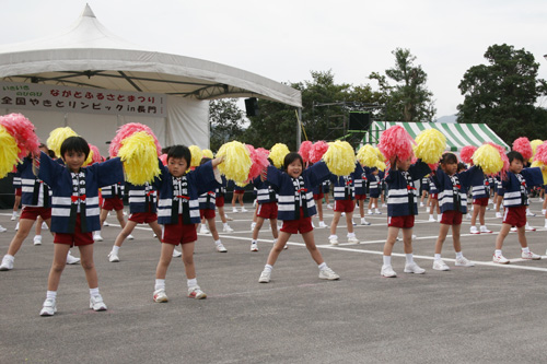 幼年消防パレード。火事に気をつけて、とアピール。