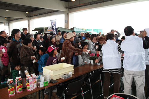 地元の味が当たる抽選会のようす