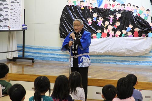 くじらについて説明する上田会長