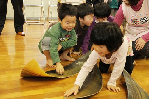 くじらのひげに触ってみる