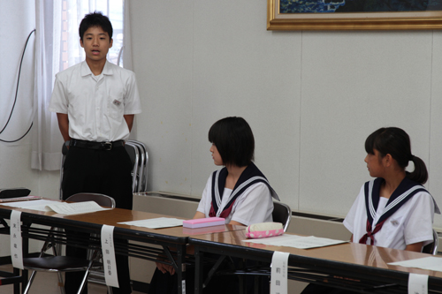 自己紹介をする生徒。抱負を語る