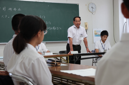 生徒を激励する大西市長