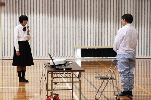 お礼を述べる生徒会の白井愛さん