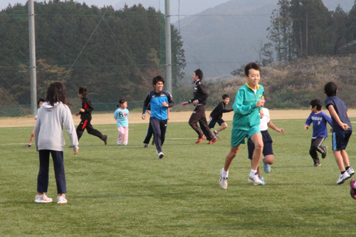 鬼ごっこで子どもたちを追いかける油谷選手