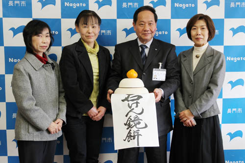 廃油を利用してつくった石けん鏡餅を受け取り記念写真