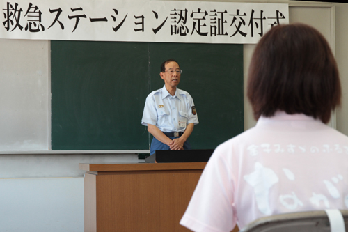 あいさつをする原田次長