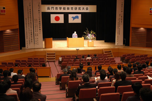 あいさつをする南野市長