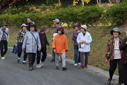 地域住民や高齢者グループも参加