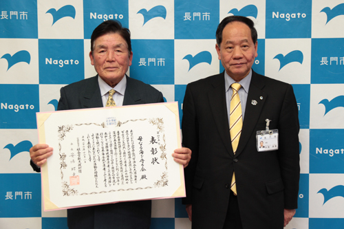 表彰を報告した母なる海を守る会代表の島壽さん（左）