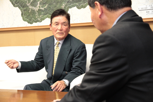 活動を報告する島壽さん