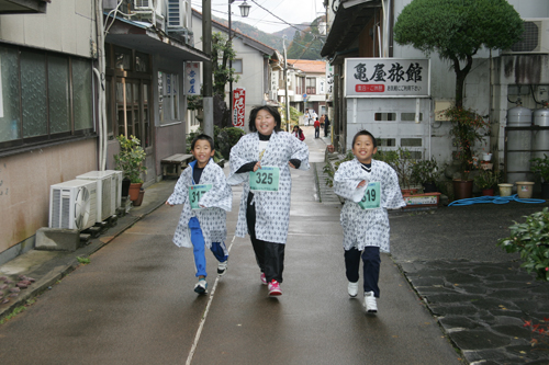 温泉街を浴衣で走る