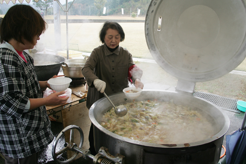 地元の人たちによるとり鍋としし鍋が振る舞われる